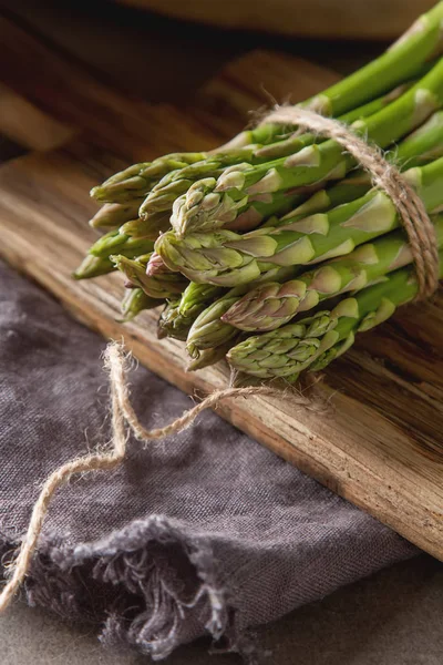 Taze yeşil kuşkonmaz. Farmer's Market. Gri arka planı.