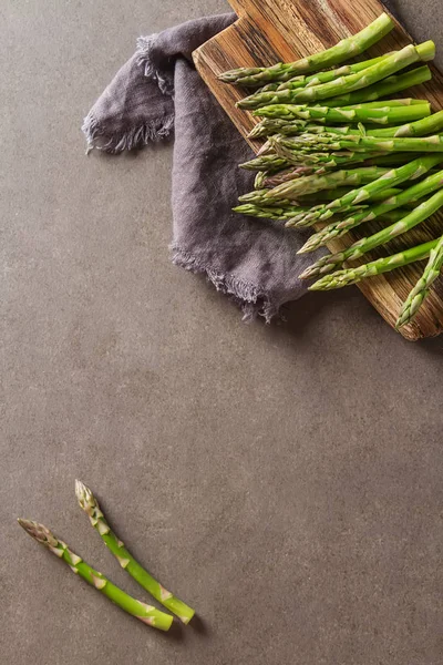 Świeże szparagi zielone. Farmer's Market. Szare tło. Góry vie — Zdjęcie stockowe