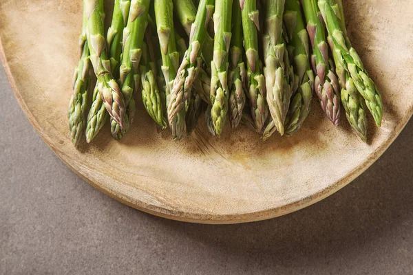 Taze yeşil kuşkonmaz. Farmer's Market. Gri arka plan. Top vie