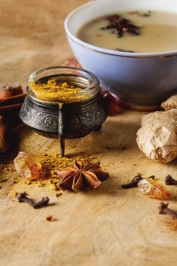 Geleneksel Hint masala çay süt baharat ile seramik Kupası