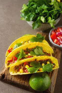 Domates, et, otlar ile geleneksel Meksika Taco. Karanlık backg