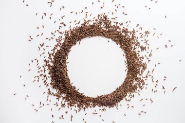 Et yemekleri için baharat. Zira kepekli tahıllar. Beyaz arka plan. ISO