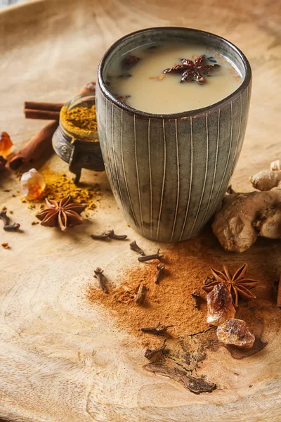 セラミックのカップと牛乳をスパイスで伝統的なインドのマサラ茶 — ストック写真
