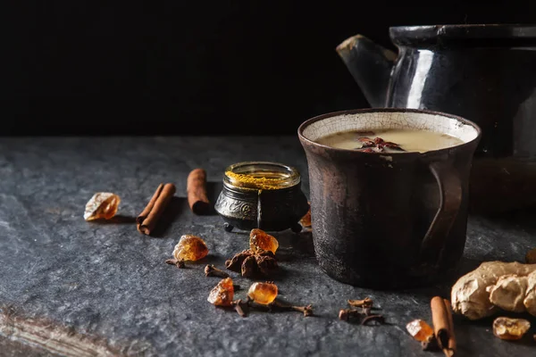 Tradiční indický masala čaj v keramický hrnek s kořením na mléko — Stock fotografie