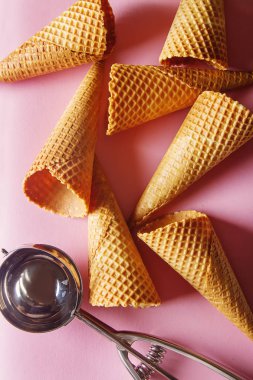 Basit Dondurma külahı. Pembe bir arka plan. Metin için yer. Üstten Görünüm