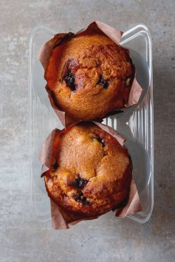 Yaban mersinli çörek ve taze çilek. Lezzetli tatlı. Hafif Kahvaltı
