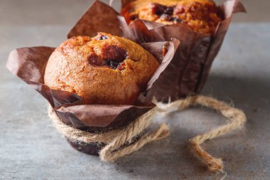 Yaban mersinli çörek ve taze çilek. Lezzetli tatlı. Hafif Kahvaltı