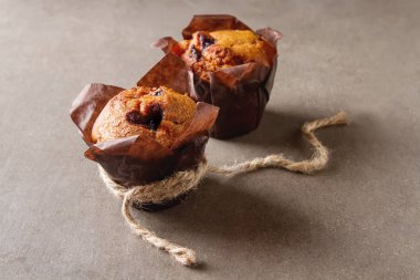 Yaban mersinli çörek ve taze çilek. Lezzetli tatlı. Hafif Kahvaltı