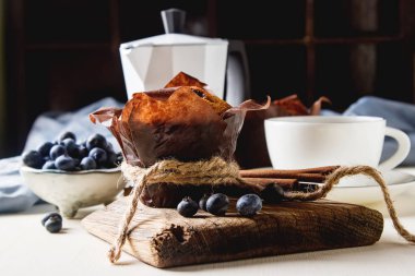 Yaban mersinli çörek ve taze meyve, bir fincan sade kahve. Lezzetli 