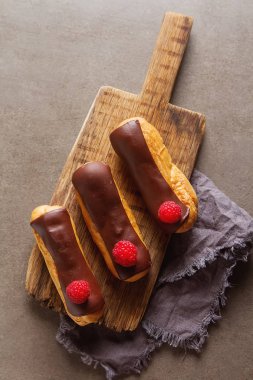 Geleneksel Fransız tatlı. Pasta çikolata sosu ve törpülemek