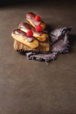 Geleneksel Fransız tatlı. Pasta çikolata sosu ve törpülemek