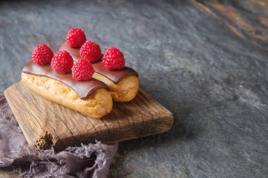 Geleneksel Fransız tatlı. Pasta çikolata sosu ve törpülemek