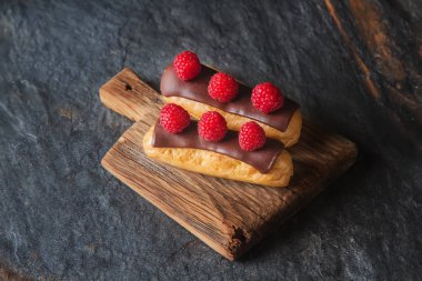 Geleneksel Fransız tatlı. Pasta çikolata sosu ve törpülemek