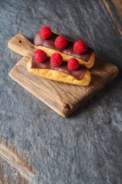 Geleneksel Fransız tatlı. Pasta çikolata sosu ve törpülemek