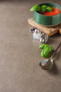 Geleneksel İtalyan domates çorbası gaspaço fesleğen ile. Karanlık backgr