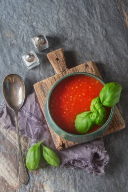 Geleneksel İtalyan domates çorbası gaspaço fesleğen ile. Karanlık backgr