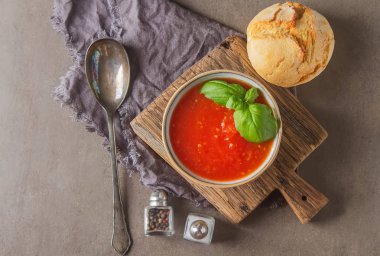 Geleneksel İtalyan domates çorbası gaspaço fesleğen ile. Karanlık backgr