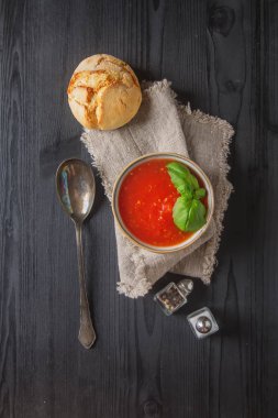 Geleneksel İtalyan domates çorbası gaspaço fesleğen ile. Karanlık backgr