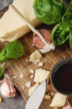 Bıçak taze yeşil fesleğen, zeytin yağı ile İtalyan parmesan peyniri,