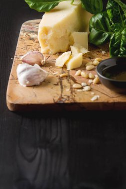 Bıçak taze yeşil fesleğen, zeytin yağı ile İtalyan parmesan peyniri,