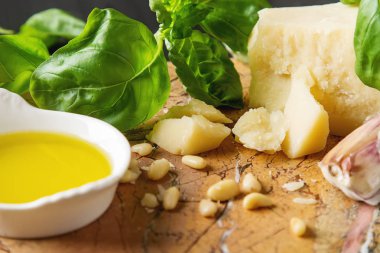 Bıçak taze yeşil fesleğen, zeytin yağı ile İtalyan parmesan peyniri,