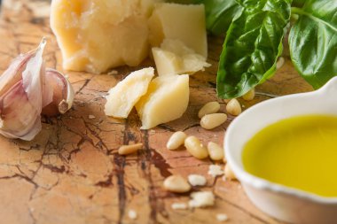 Bıçak taze yeşil fesleğen, zeytin yağı ile İtalyan parmesan peyniri,