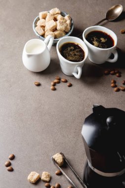 Beyaz fincan sıcak siyah kahve süt ve şeker. Gri backgrou