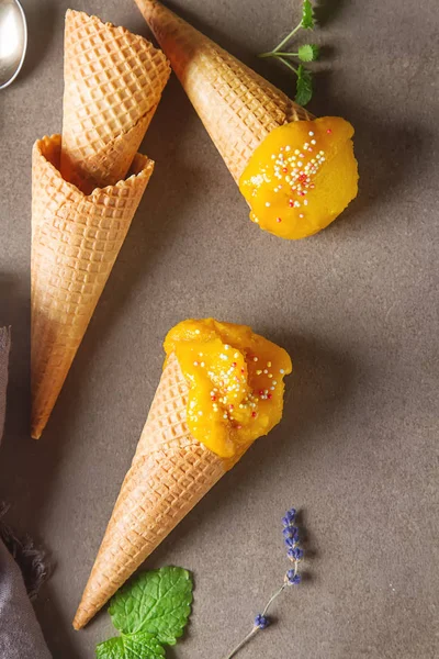 Sorvete de manga amarelo congelado, sorvete de baga cone com hortelã e b — Fotografia de Stock