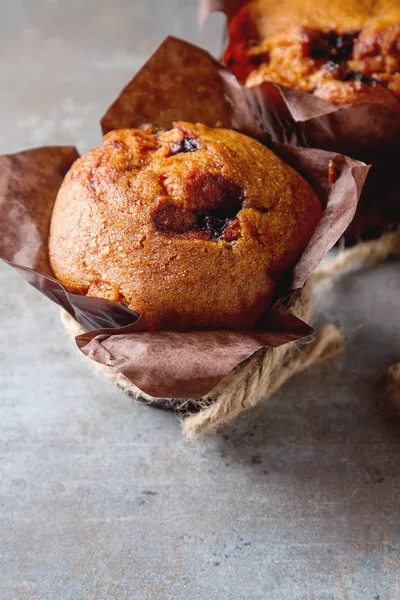 Muffins de mirtilo e bagas frescas. Sobremesa saborosa. Quebra de luz — Fotografia de Stock