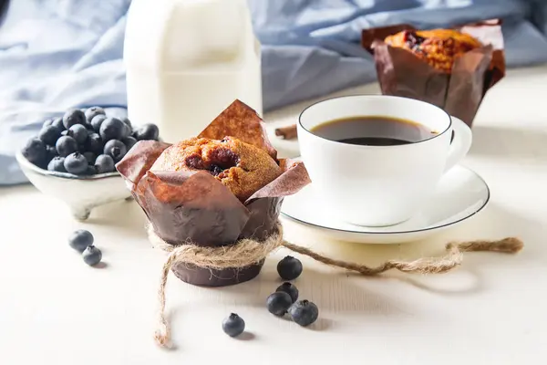 Muffins de mirtilo e frutas frescas, uma xícara de café preto. Saboroso — Fotografia de Stock