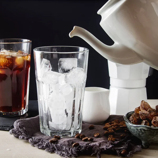 Eiskaffee mit Milch. Sommergetränk. dunkler Hintergrund. — Stockfoto