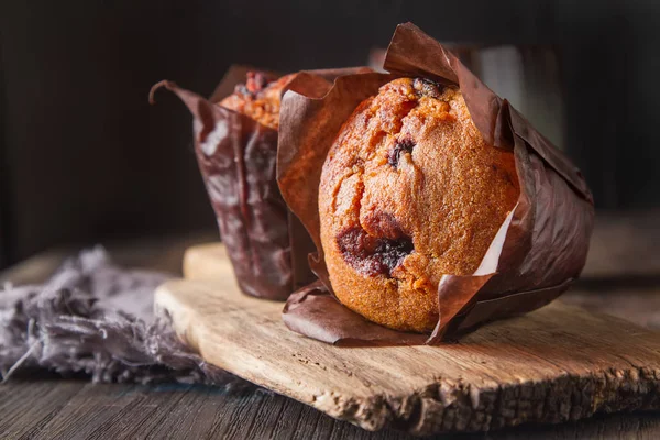 Muffins de mirtilo e bagas frescas. Sobremesa saborosa. Quebra de luz — Fotografia de Stock