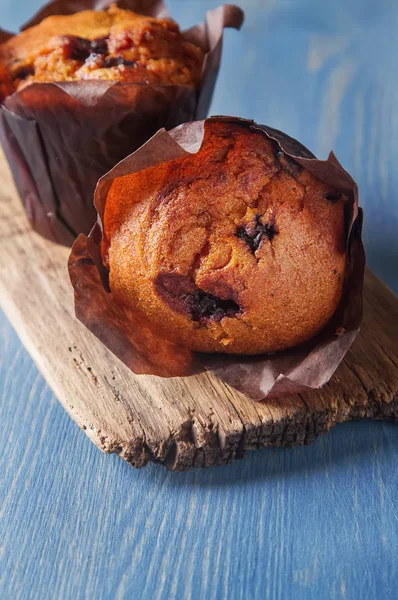 Borůvkové muffiny a čerstvé jahody. Chutný dezert. Světle breakf — Stock fotografie