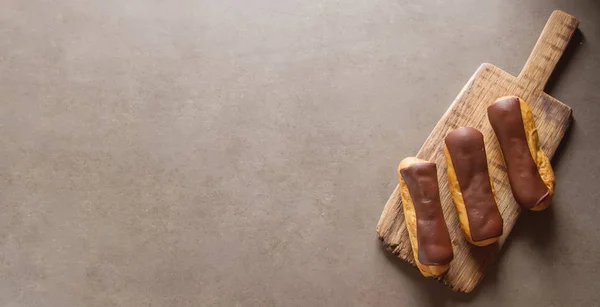 Dessert traditionnel français. Eclair avec glaçage au chocolat. Sombre ba — Photo