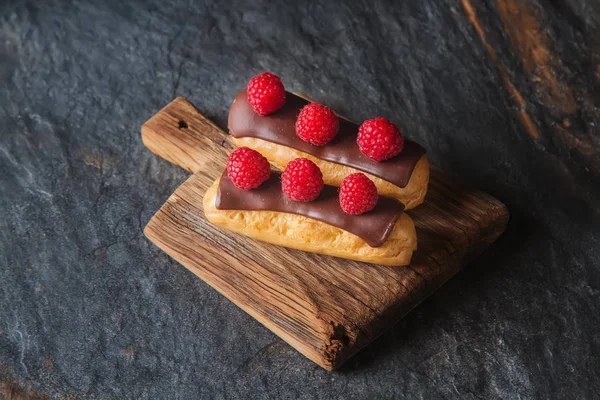 Geleneksel Fransız tatlı. Pasta çikolata sosu ve törpülemek
