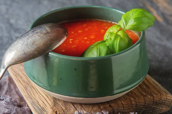 Geleneksel İtalyan domates çorbası gaspaço fesleğen ile. Karanlık backgr