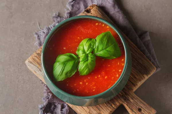 Sopa de tomate tradicional italiana gaspacho com manjericão. Retrospectiva escura — Fotografia de Stock