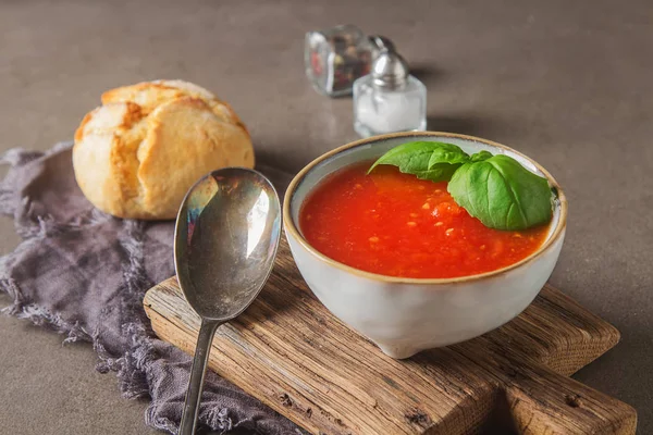 Tradycyjny włoski pomidorów zupa gazpacho z bazylią. Ciemnym tle — Zdjęcie stockowe