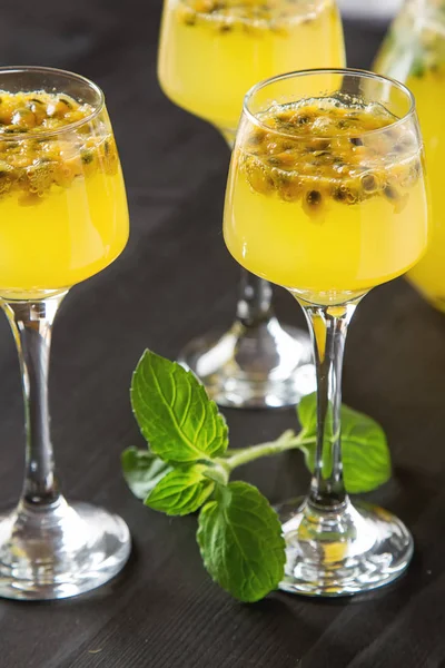 Cóctel alcohólico con fruta fresca de la pasión con menta y hielo. D) — Foto de Stock