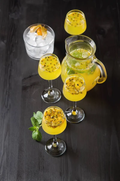 Cóctel alcohólico con fruta fresca de la pasión con menta y hielo. D) — Foto de Stock