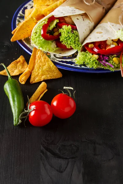 Vegetarian tartilla home with tomatoes, cabbage, cheese and sala — Stock Photo, Image