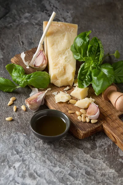 Italiaanse Parmezaanse kaas met mes verse groene basilicum, olijf olie, — Stockfoto