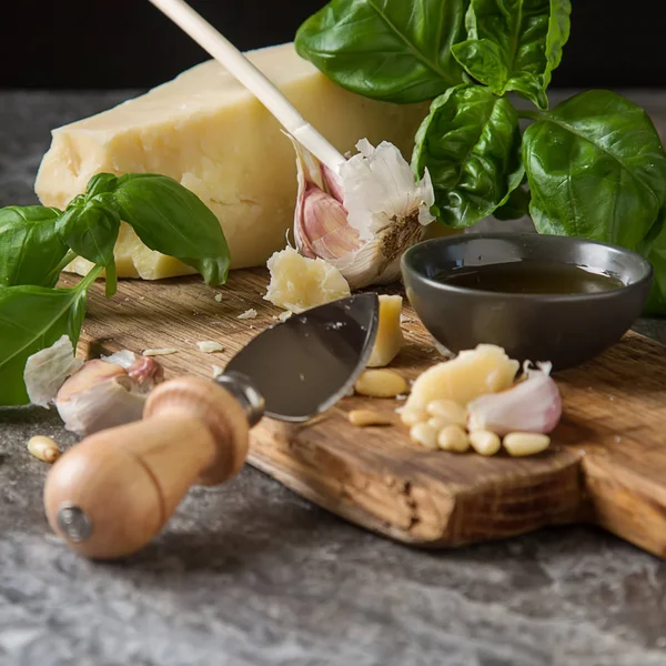 Bıçak taze yeşil fesleğen, zeytin yağı ile İtalyan parmesan peyniri,