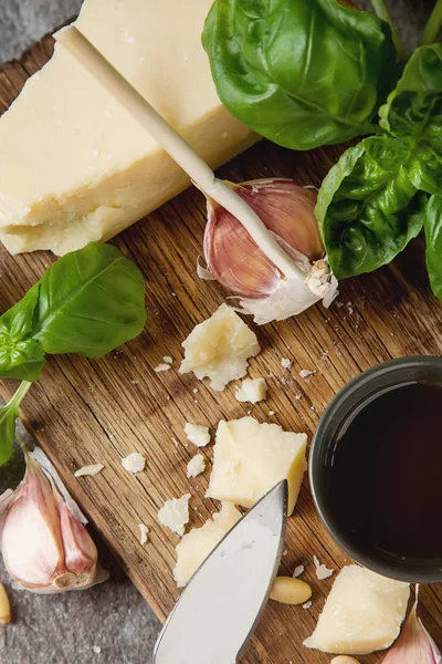 Bıçak taze yeşil fesleğen, zeytin yağı ile İtalyan parmesan peyniri,