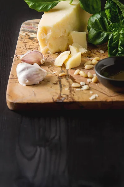이탈리아 파 르 마 치즈 나이프 신선한 녹색 바 질, 올리브 오일, — 스톡 사진