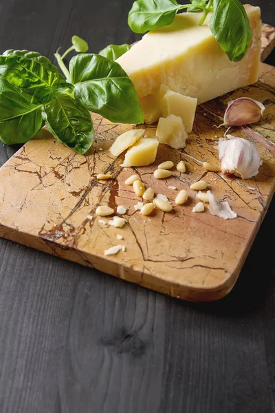 Bıçak taze yeşil fesleğen, zeytin yağı ile İtalyan parmesan peyniri,