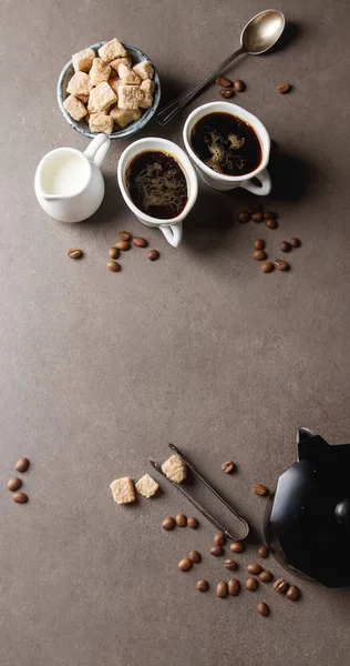 Taza blanca de café negro caliente con leche y azúcar. Fondo gris — Foto de Stock