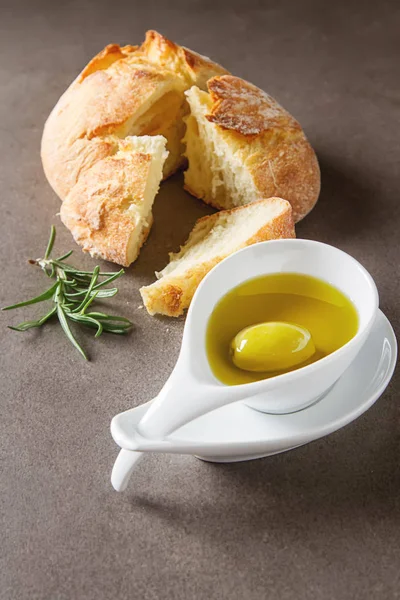 Olivier oleju z świeżych ziół i chleb. Szare tło. Włoski — Zdjęcie stockowe