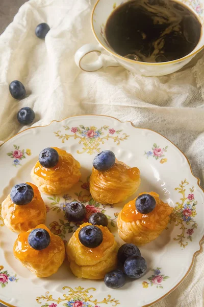 Fransız geleneksel tatlı. Yaban mersini ve apri ile profiterol