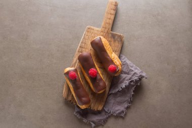 Geleneksel Fransız tatlı. Pasta çikolata sosu ve törpülemek